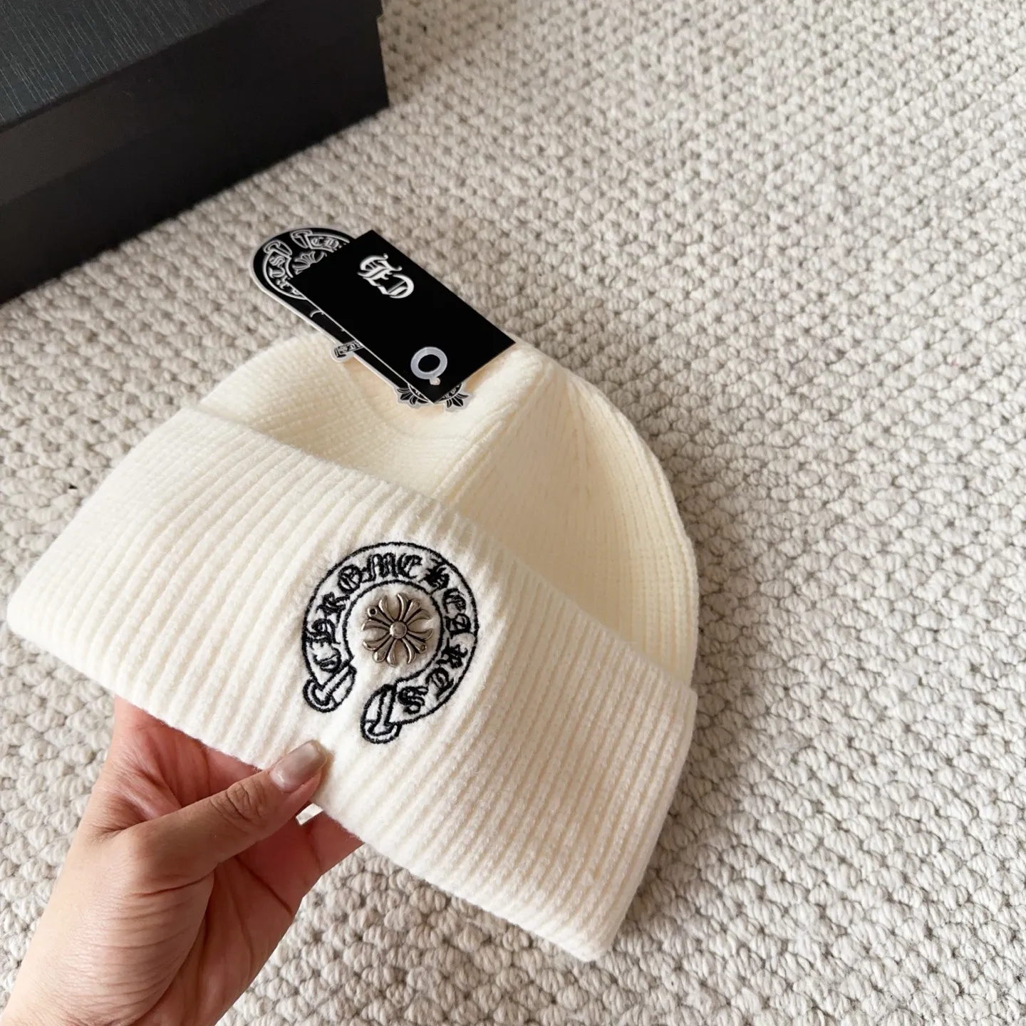 💰60 Crow Heart Autumn and Winter Wool Knitted Beanie This must be a favorite of minimalism. It is clean, neat, fashionable and versatile, and will definitely not be picky about your face shape! A fashionable classic that lasts forever! Fashionable black and white can be purchased together!